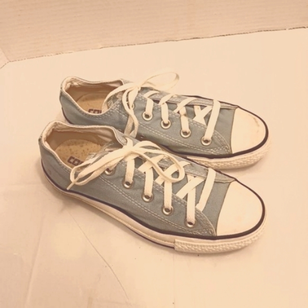 Converse unisex powder blue lace up sneakers size 6 womens and 4 mens